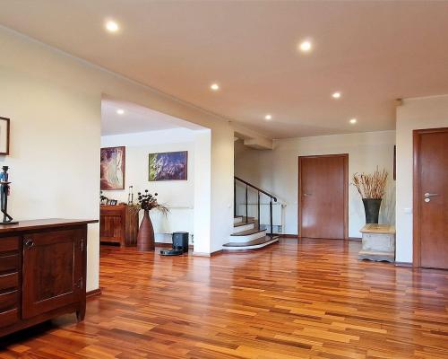 Dobra (gm. Stryków) dom 499 m2 na działce 0,47 ha