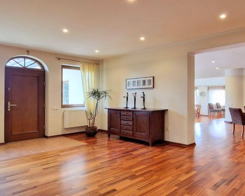 Dobra (gm. Stryków) dom 499 m2 na działce 0,47 ha