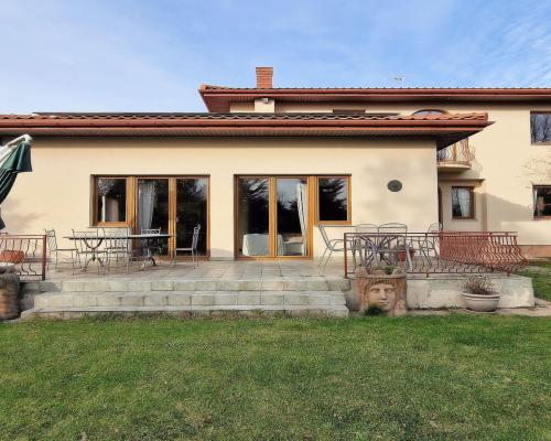 Dobra (gm. Stryków) dom 499 m2 na działce 0,47 ha