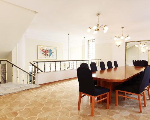 Julianów - do wynajęcia dom 300 m2 dwa garaże