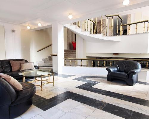 Julianów - do wynajęcia dom 300 m2 dwa garaże