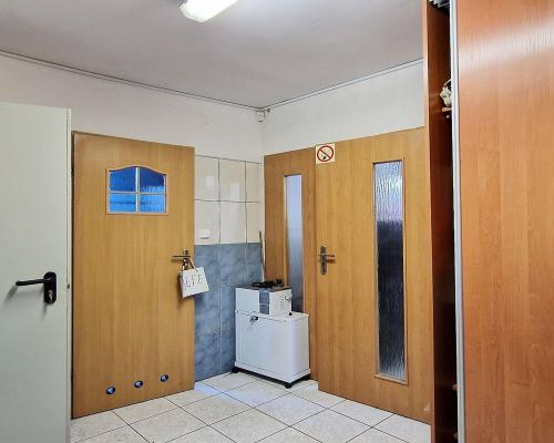 Widzew - budynek biurowy z pow. prod. - magazynową