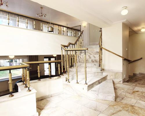 Julianów - do wynajęcia dom 300 m2 dwa garaże