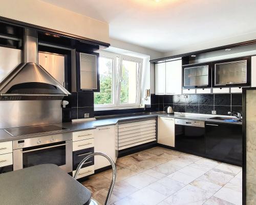 Julianów - do wynajęcia dom 300 m2 dwa garaże