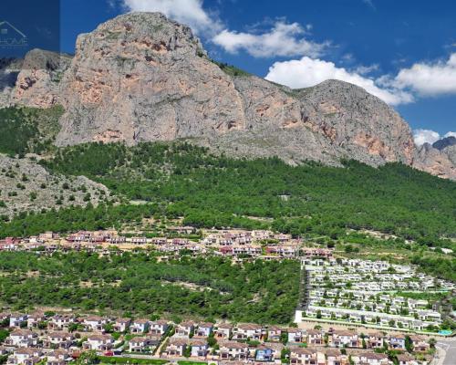 NOWOCZESNA WILLA POŁOŻONA U PODNÓŻA GÓR