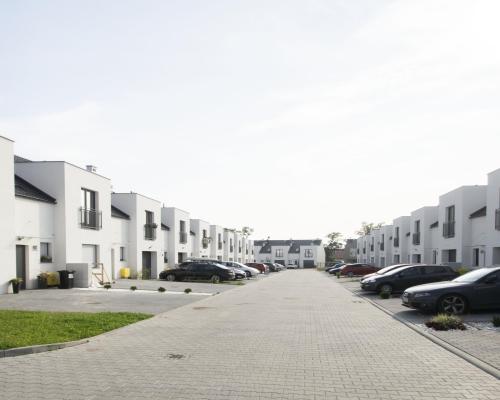 Dom szeregowy, ogródek, garaż