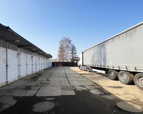 Działka z 9 garażami