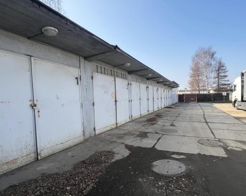 Działka z 9 garażami