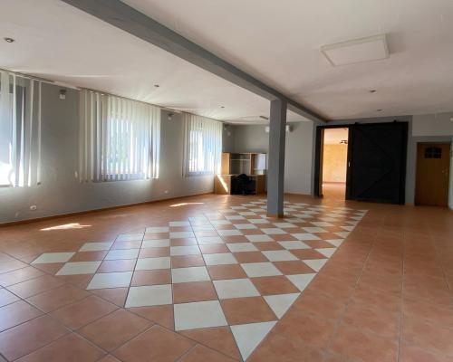 Lokal 84m2 z miejscem parkingowym