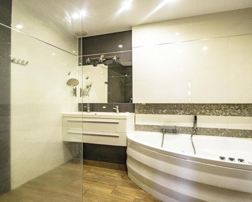 75M2 - 3 POKOJE - PARTER - MIEJSCE PARKINGOWE