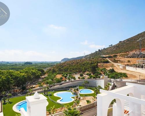 Penthouse z widokiem na góry i morze w Gandii