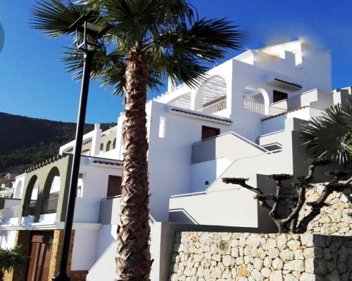 Penthouse z widokiem na góry i morze w Gandii