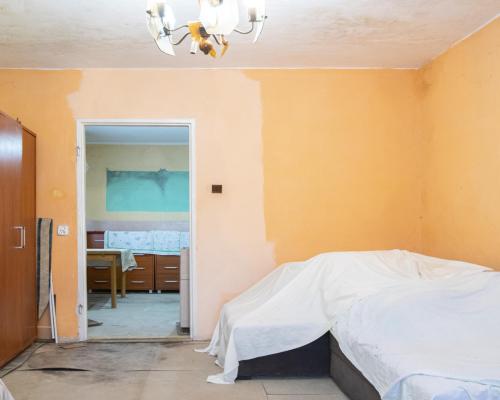 2 pokojowe mieszkanie do remontu z garażem