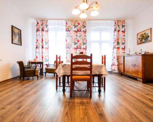 136m2, 4 pokoje, I piętro, 2 balkony