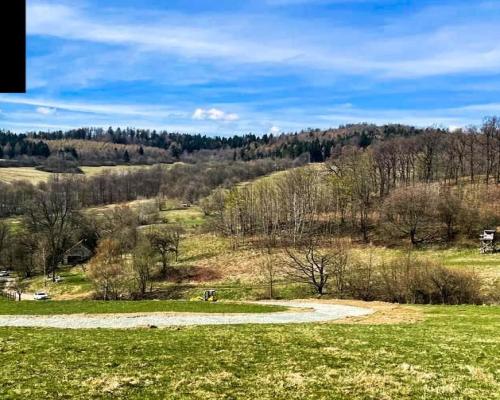 DZIAŁKI W MALOWNICZEJ MIEJSCOWOŚCI, WIDOK NA GÓRY