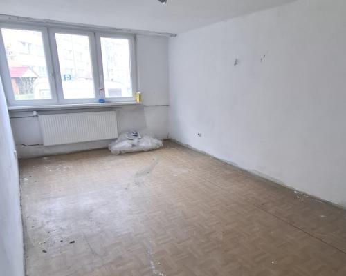 M3-wysoki parter-balkon-do remontu-fabryczne