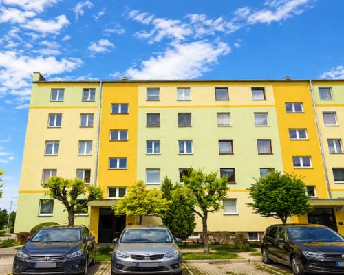 M3 z balkonem z widokiem na panoramę.