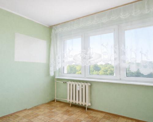Jasne 2 pokoje z balkonem – Świecie. Do remontu.