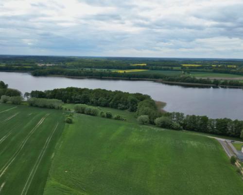 Działka budowlana nad jeziorem w spokojnej okolicy
