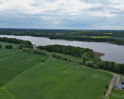 Działka budowlana nad jeziorem w spokojnej okolicy