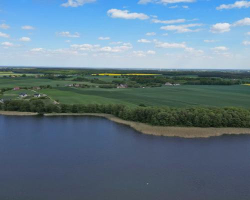 Działka budowlana nad jeziorem w spokojnej okolicy