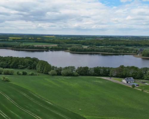 Działka budowlana nad jeziorem w spokojnej okolicy