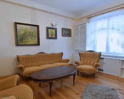 Klasyczna przedwojenna willa miejska z ogrodem