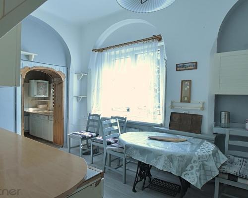 Klasyczna przedwojenna willa miejska z ogrodem