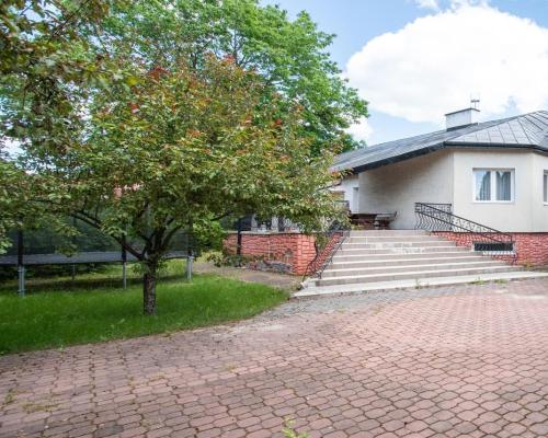 Dom wolnostojący z dużą działką w Radości.Dom z przemyślanym rozkładem pomieszczeńPiwnica:2 bardzo duże pomieszczenia do własne