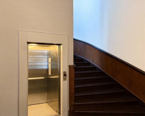 Przestronny apartament w kamienicy z windą (200m2)