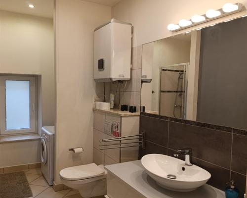 Funkcjonalny apartament w pobliżu Parku Chopina