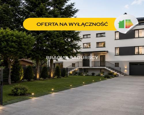 Czteropoziomowy dom z klatką schodową.