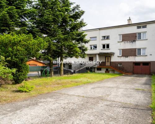 Czteropoziomowy dom z klatką schodową.