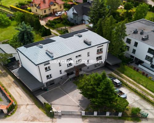 Czteropoziomowy dom z klatką schodową.