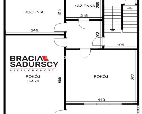 Czteropoziomowy dom z klatką schodową.