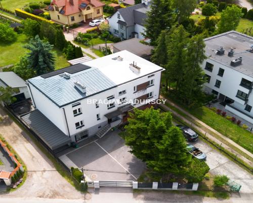 Czteropoziomowy dom z klatką schodową.