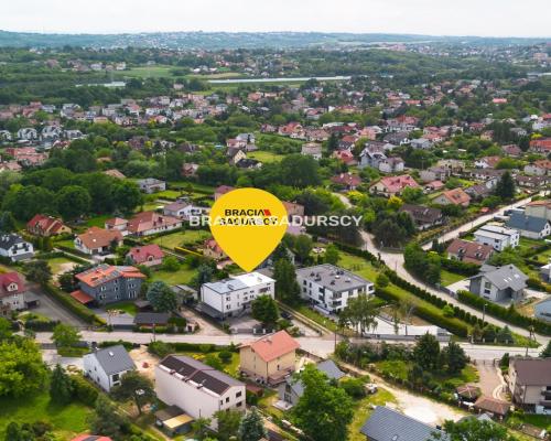 Czteropoziomowy dom z klatką schodową.