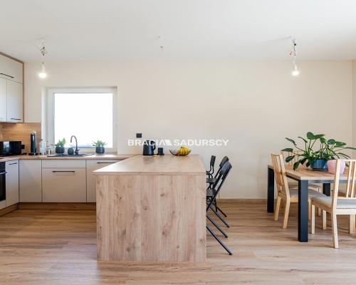 Niepołomice, Dąbrowa. Dom jednorodzinny 122,9 m2   Nieruchomość zabudowana budynkiem mieszkalnym, jednorodzinnym w zabudowie