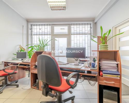 NowaCena Lokal usł. obok pl. Bieńczyckiego, parter