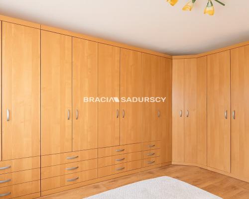 Zapraszam na prezentację 2-pokojowego mieszkania o pow. 52,88 m² na Osiedlu Kolorowym w Nowej Hucie.     To naprawdę wyj