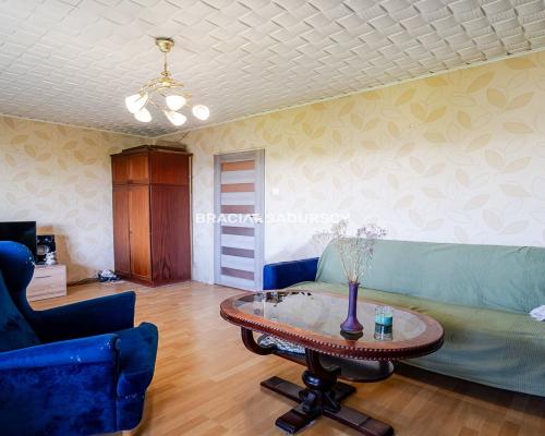 Balkon, blisko tramwaj,dwa pokoje do remontu