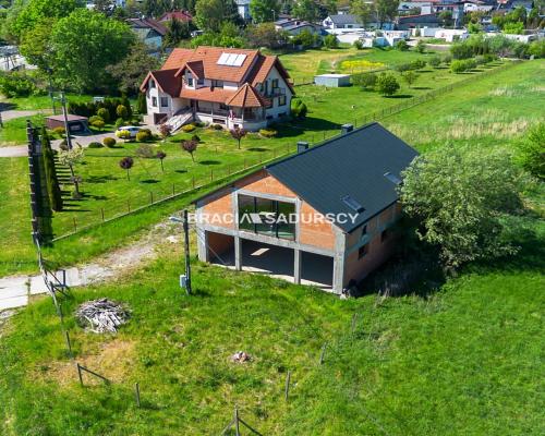 Działka z budynkiem usługowym (240m2) / 12 ar