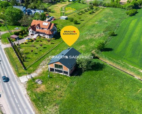 Działka z budynkiem usługowym (240m2) / 12 ar