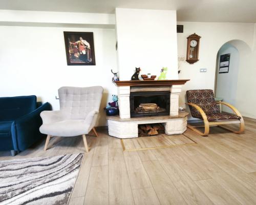 Dom wśród natury – jezioro, cisza i przestrzeń