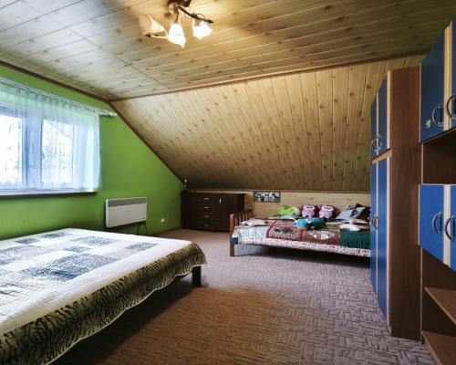 Dom wśród natury – jezioro, cisza i przestrzeń