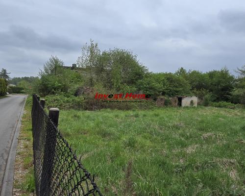 Działka budowlana z budynkami do wyburzenia.