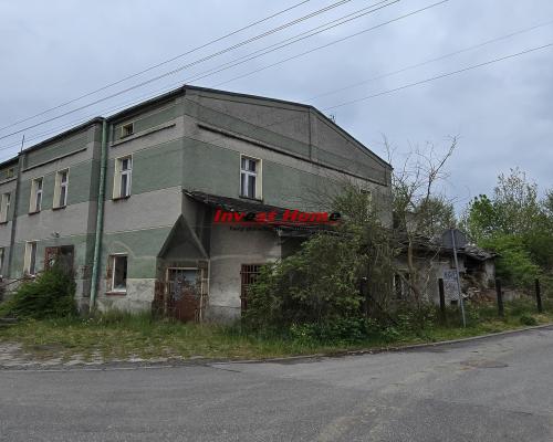 Działka budowlana z budynkami do wyburzenia.