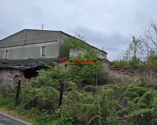 Działka budowlana z budynkami do wyburzenia.