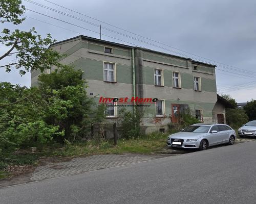 Działka budowlana z budynkami do wyburzenia.