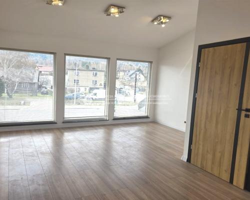 Lokal na wynajem - 60 m² | Usługi, handel, biuro lub cele mieszkalne | Parking w cenie   Do wynajęcia funkcjonalny lokal